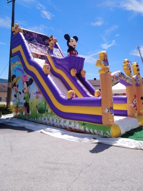 Toboggan géant gonflable violet et jaune