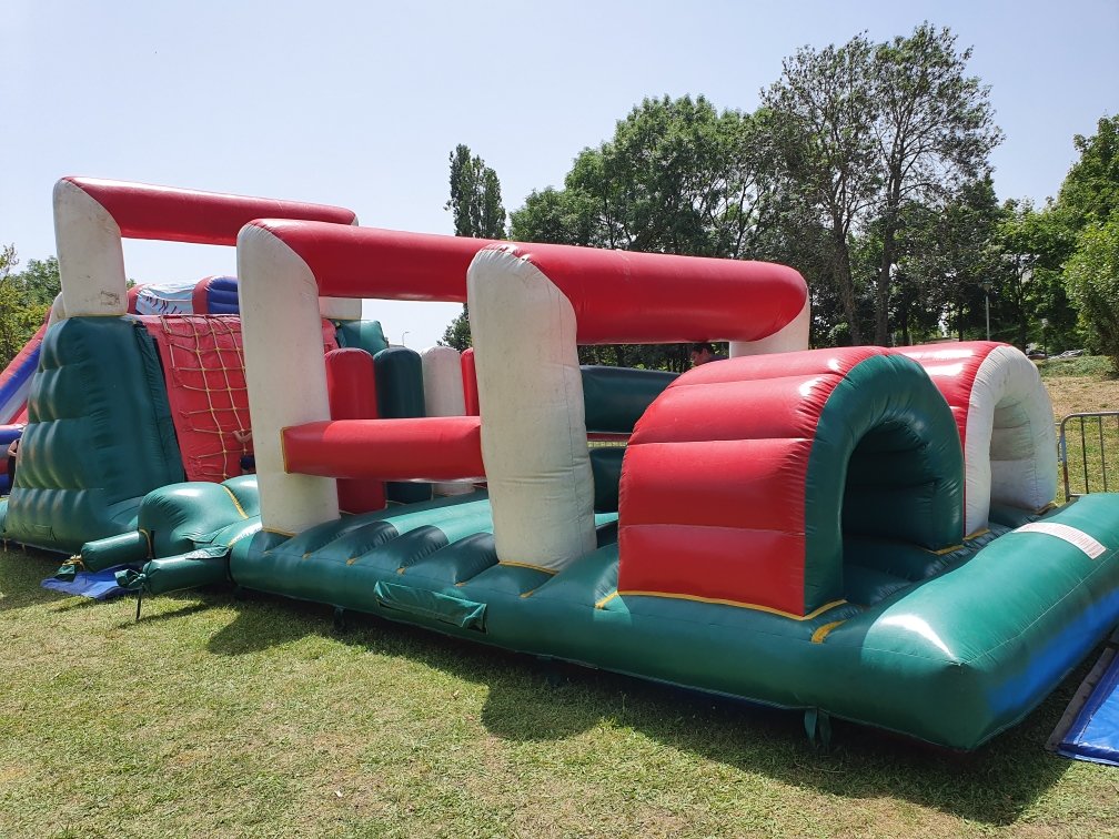 Parcours sportif gonflable rouge, blanc et vert